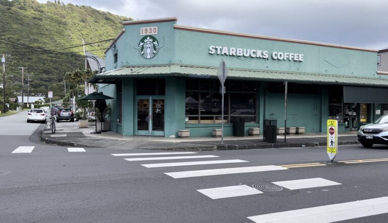マノアのスタバ】雨よく降る虹のまち。緑色の建物が素敵。山や木々