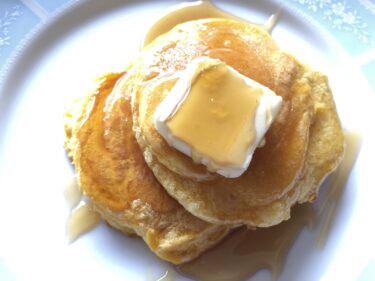 ハワイ気分に近付くパンケーキレシピ！スフレみたいに膨らませて、ソースは、はちみつとバターをセレクト