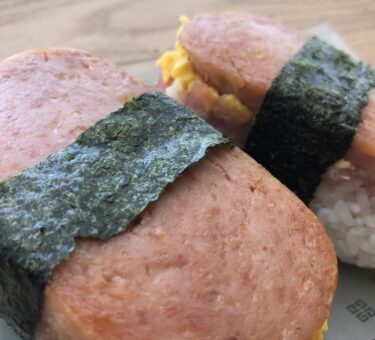 スパムおにぎりを作ってハワイ気分！今日はスクランブルエッグとまぐろすき身をはさむレシピ