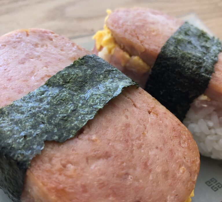 スパムおにぎりを作ってハワイ気分！今日はスクランブルエッグとまぐろ