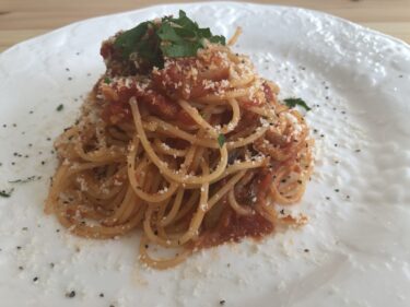 香りと風味が広がるアマトリチャーナ！ハワイでイタリアンランチが美味しかった時間を思い出しながらのレシピ。ナス、玉ねぎ、パンチェッタで具沢山